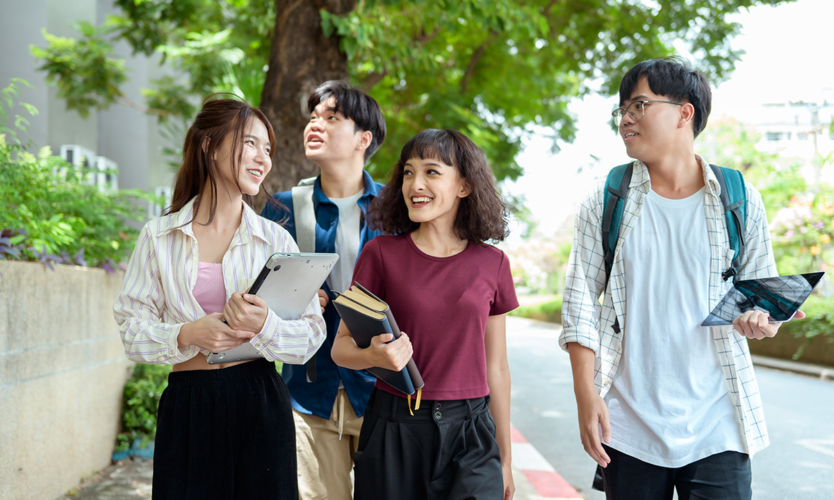 study-summer-abroad-group-vs-solo-03 study summer abroad group vs solo